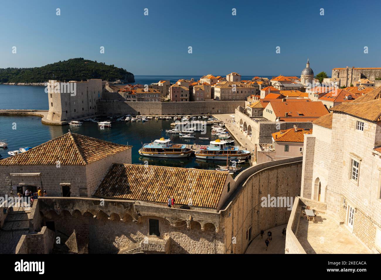 DUBROVNIK, CROACIA, EUROPA - La ciudad amurallada de Dubrovnik en la costa Dalmation. Foto de stock
