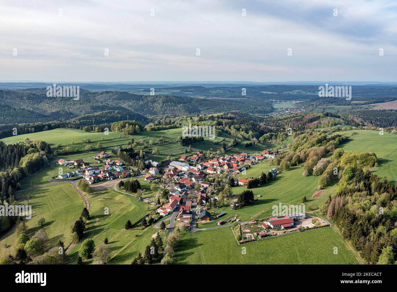 Alemania, Turingia, Schleusegrund, Steinbach, pueblo, meseta, bosque, prados de montaña, montañas, valles, descripción general, fotografía aérea Foto de stock