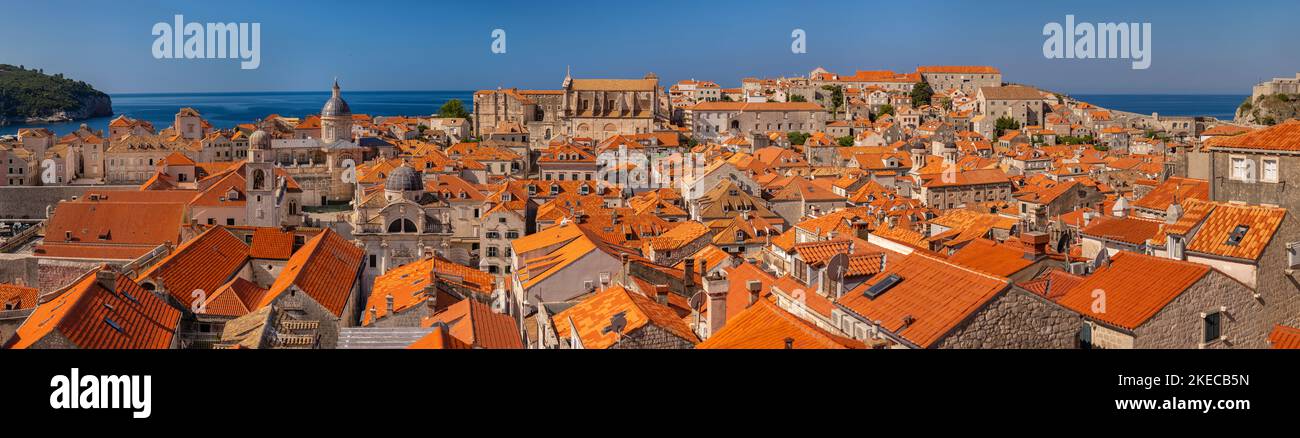 DUBROVNIK, CROACIA, EUROPA - Vista aérea panorámica de la ciudad amurallada de Dubrovnik en la costa Dalmation. Foto de stock