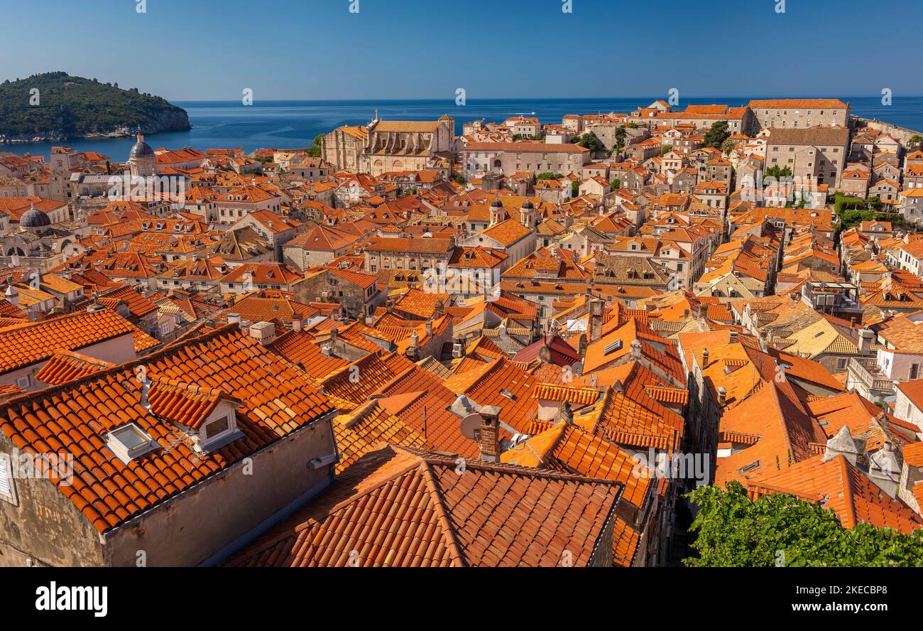 DUBROVNIK, CROACIA, EUROPA - Los tejados de color naranja en la ciudad amurallada de Dubrovnik, en la costa Dalmation. Foto de stock