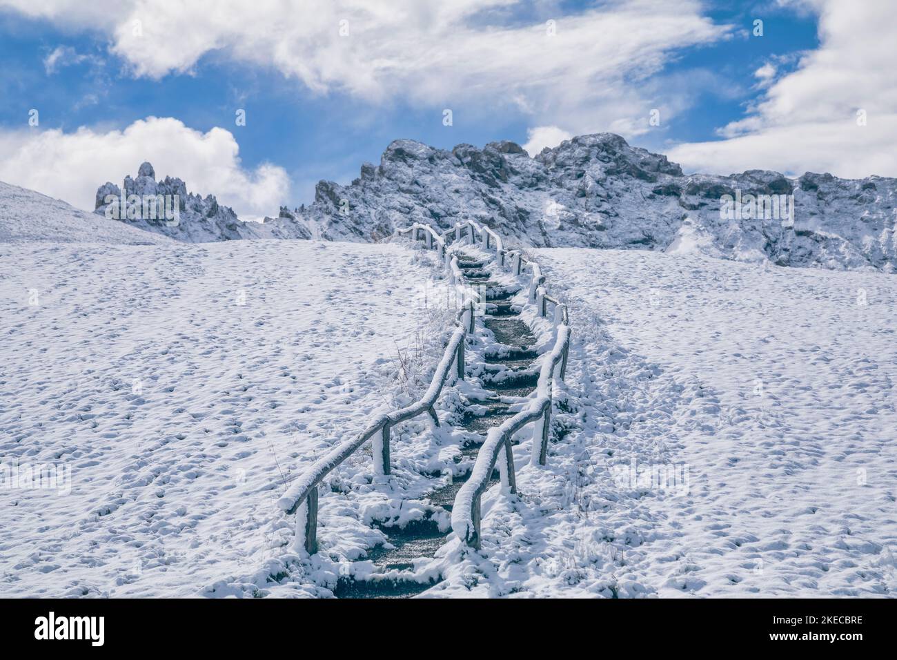 Escalera a lo largo del camino hacia el Denti di Terrarossa / Rosszähne, paisaje nevado en Seiser Alm, Dolomitas Foto de stock