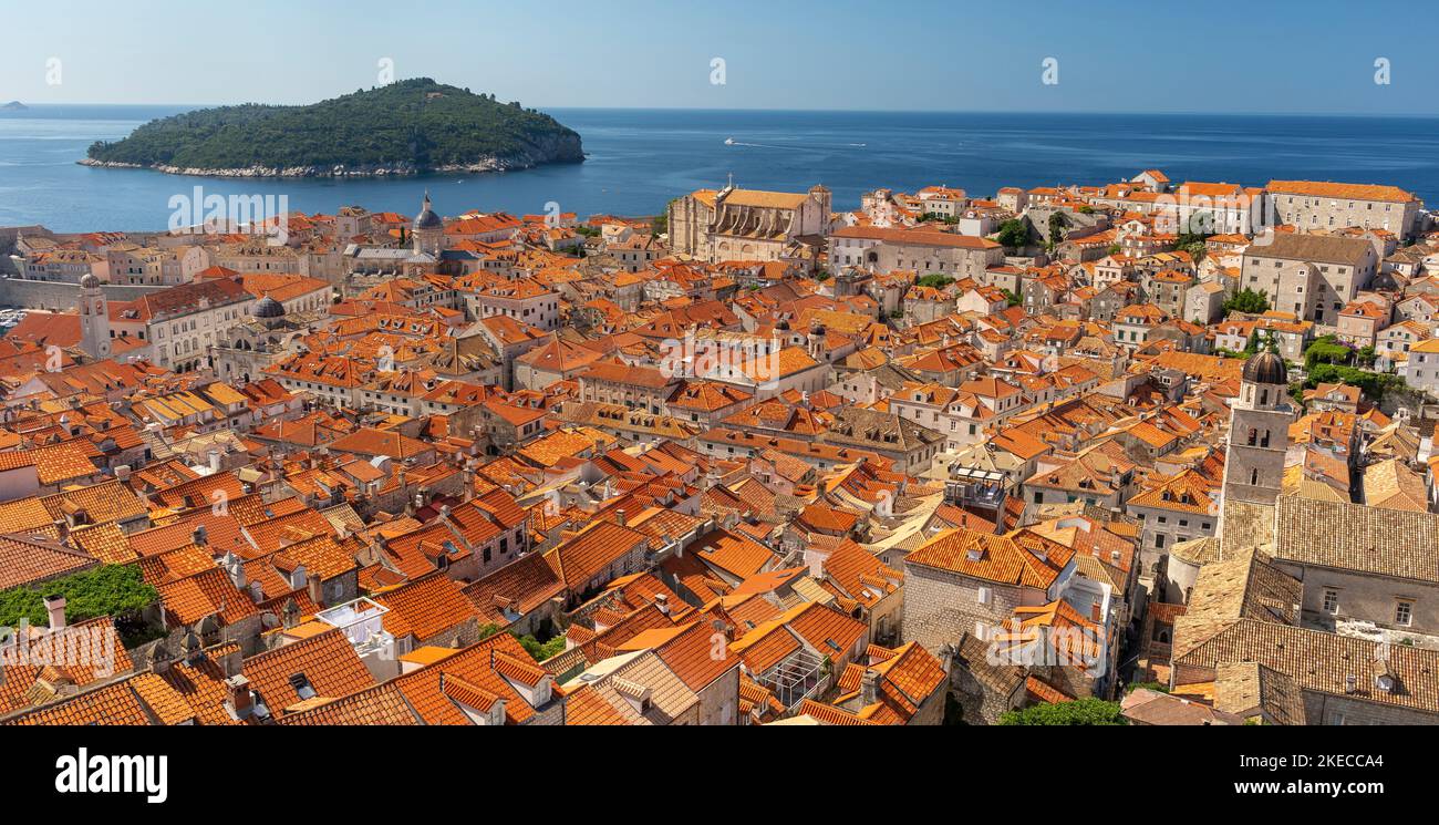 DUBROVNIK, CROACIA, EUROPA - La ciudad amurallada de Dubrovnik en la costa Dalmation. Isla Lokrum, arriba a la izquierda. Foto de stock