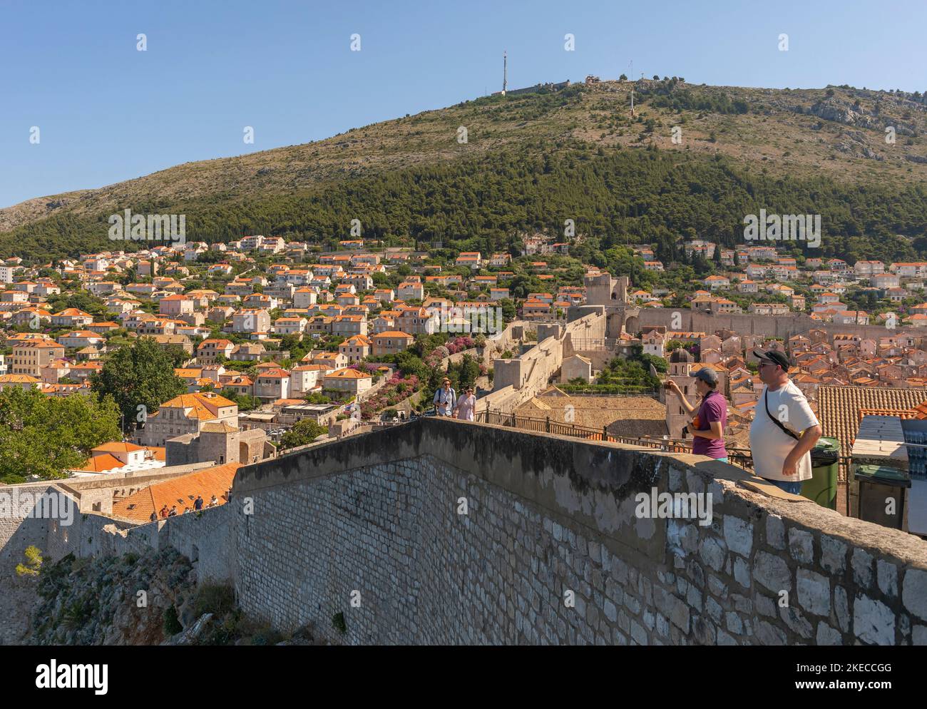 DUBROVNIK, CROACIA, EUROPA - turistas en la pared en Dubrovnik. Foto de stock