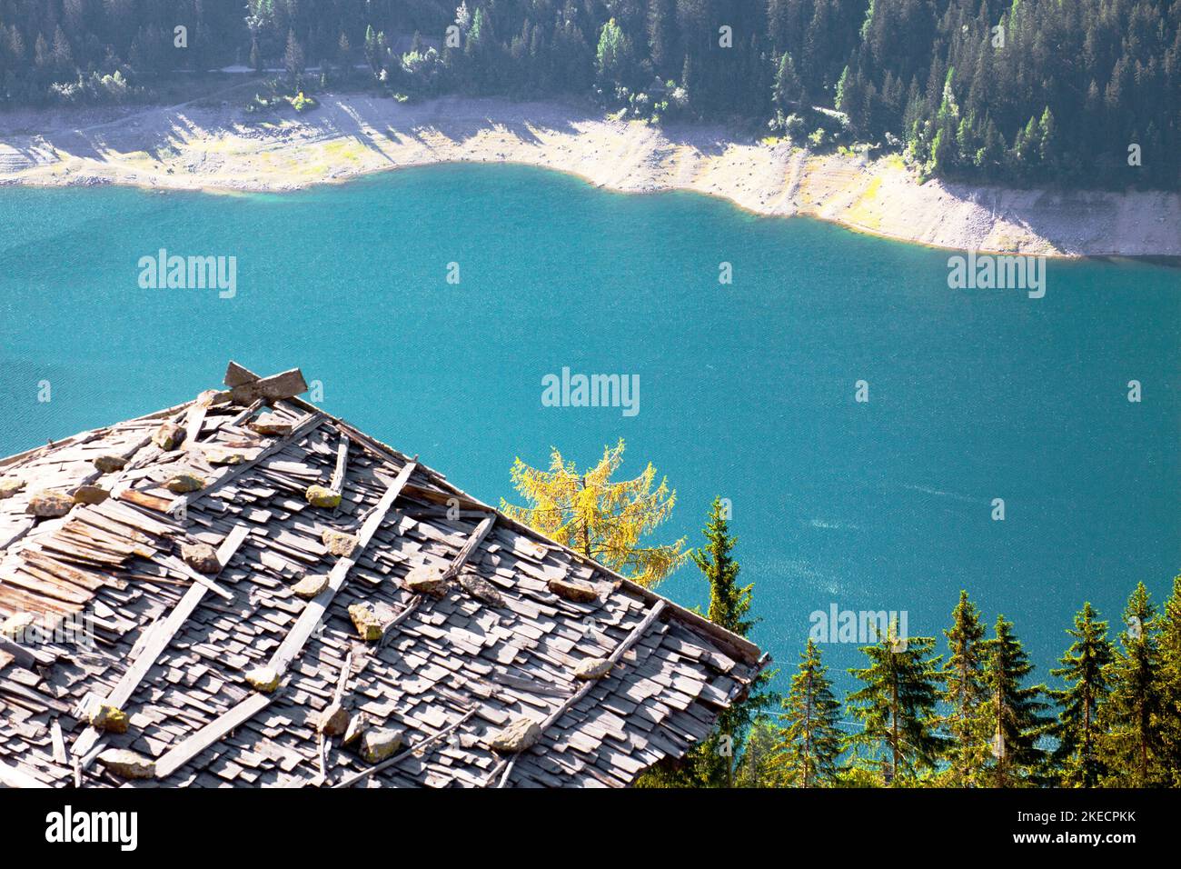 Vista profunda del lago Zoggler, un embalse con bajo nivel de agua durante el período de calor del verano de 2022, en el valle del Ulten del Tirol meridional Foto de stock