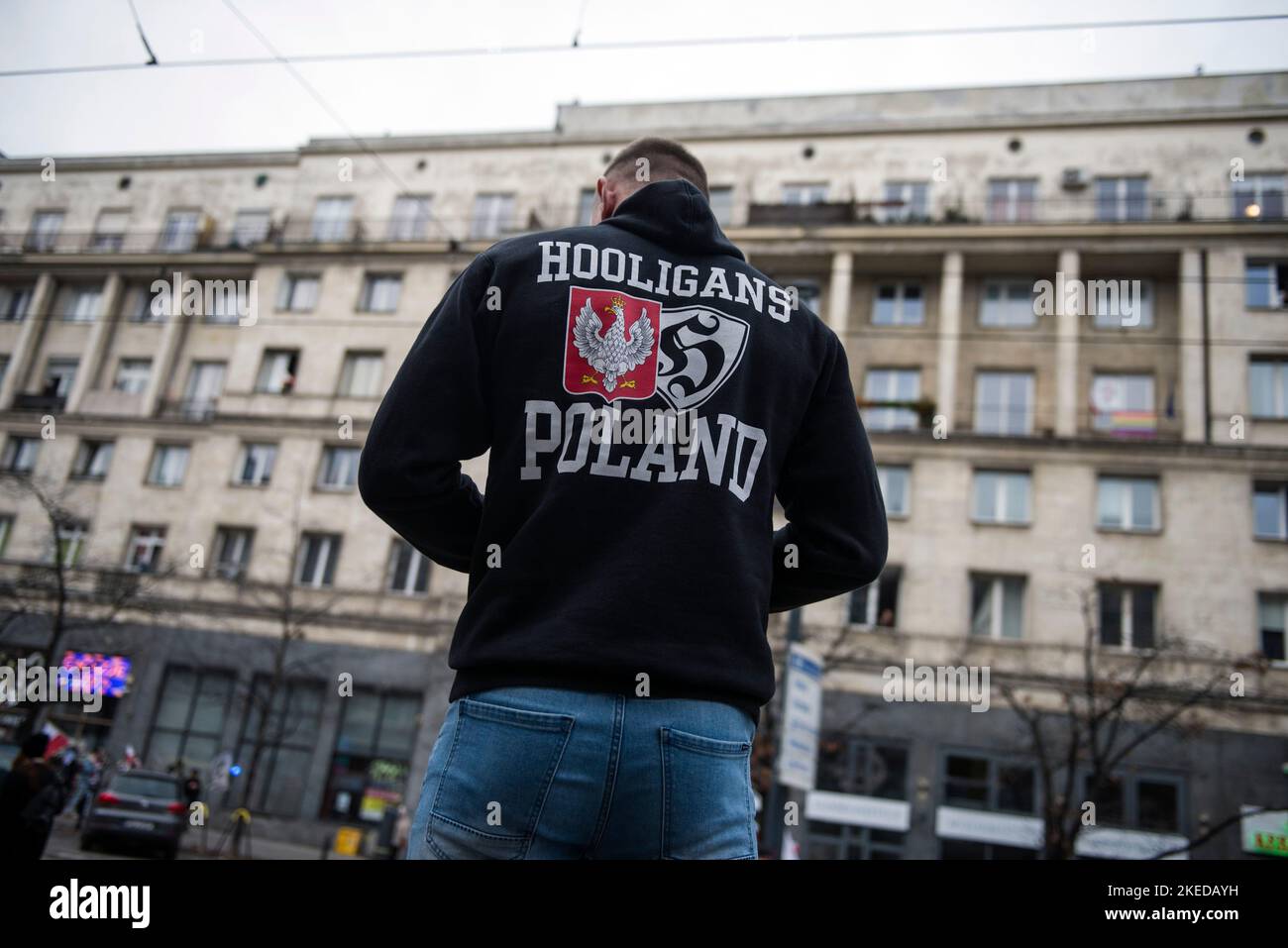 Un hombre que lleva una sudadera con capucha que dice en la espalda ' Hooligans Polonia' visto durante la Marcha de la Independencia. El Día de  la Independencia Nacional de Polonia marca el