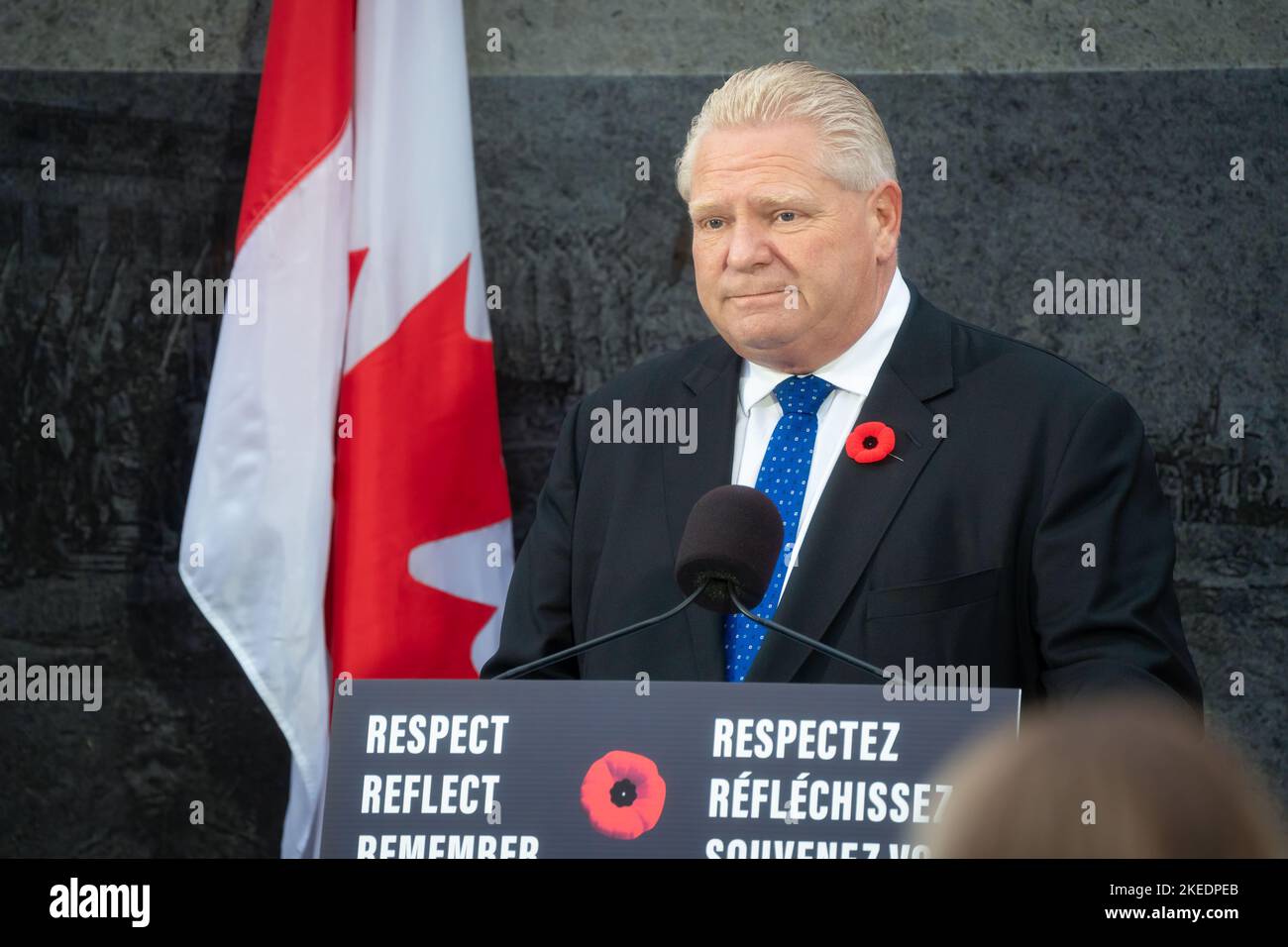 Doug Ford, el primer ministro de Ontario, pronuncia un discurso durante una ceremonia del Día de la Conmemoración ante el Monumento a los Veteranos de Ontario en Queen's Park. Foto de stock