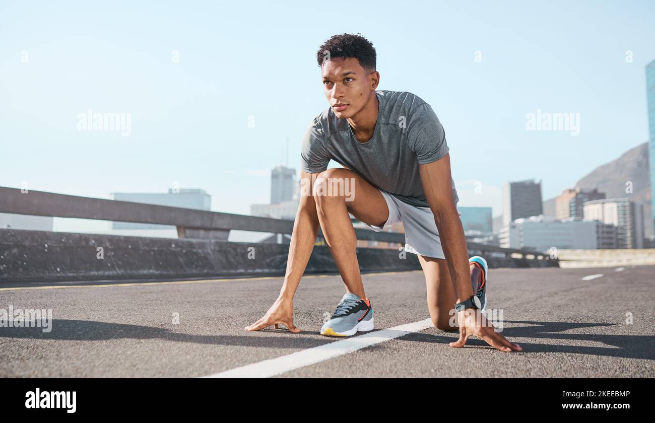 Hombre negro, corredor urbano y empezar a correr entrenamiento en carretera, ejercicio cardiovascular al aire libre y carrera de entrenamiento de maratón de entrenamiento sprinting. Atleta de Sprint Foto de stock