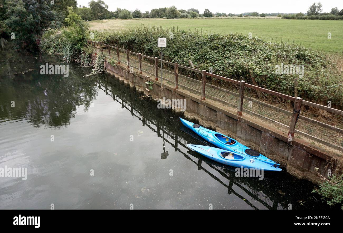 kayaks amarrados en el río waveney ellingham norfolk Foto de stock
