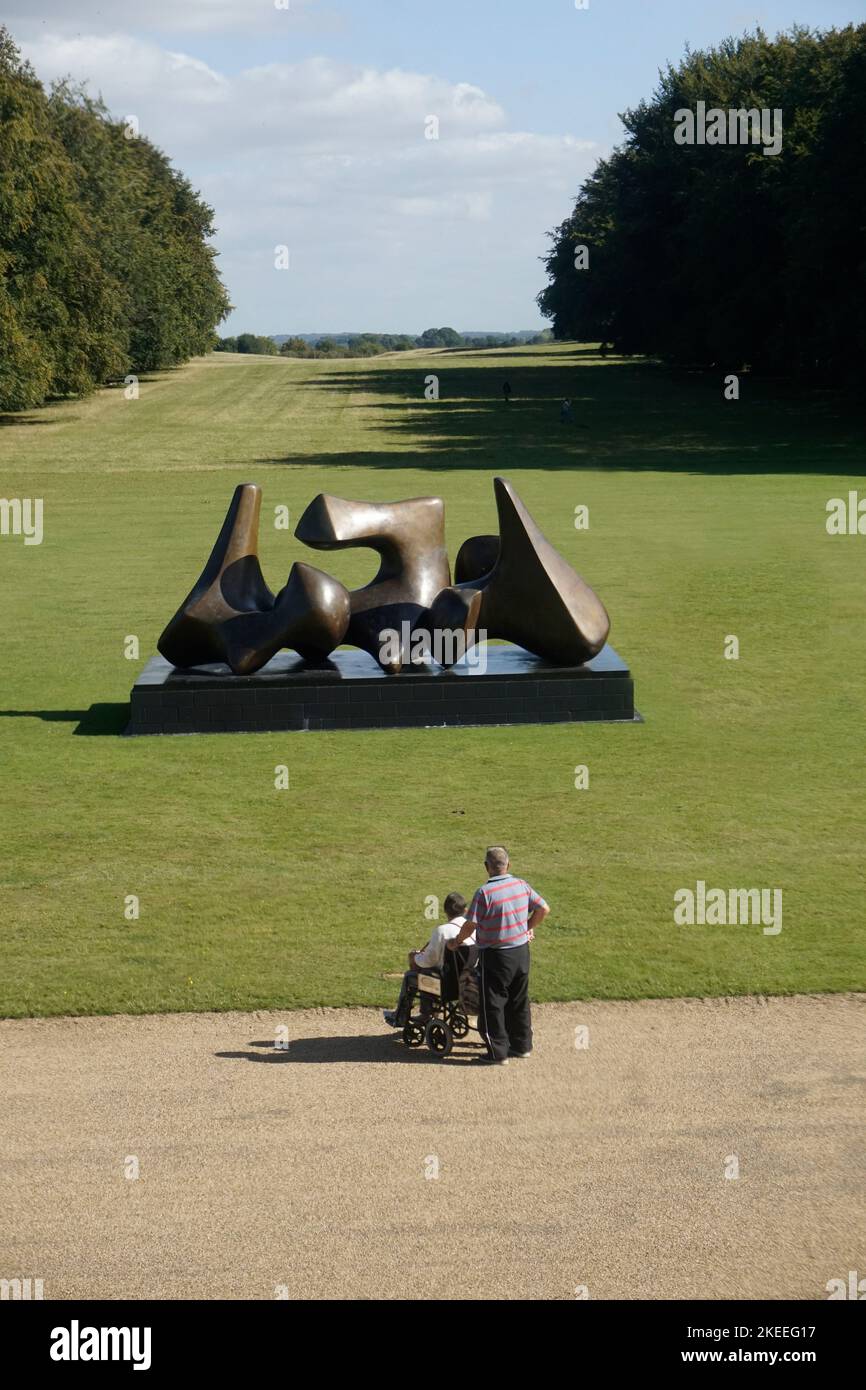 persona discapacitada admirando la escultura de henry moore houghton hall norfolk england Foto de stock