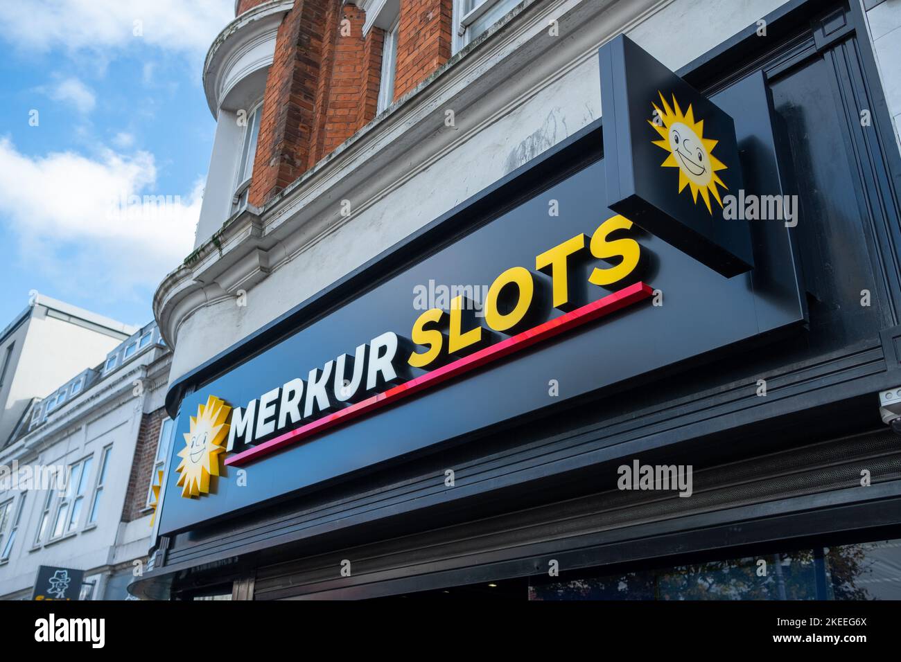 Londres- Noviembre 2022: Merkur Slots High Street Casino sucursal en West Ealing, al suroeste de Londres Foto de stock