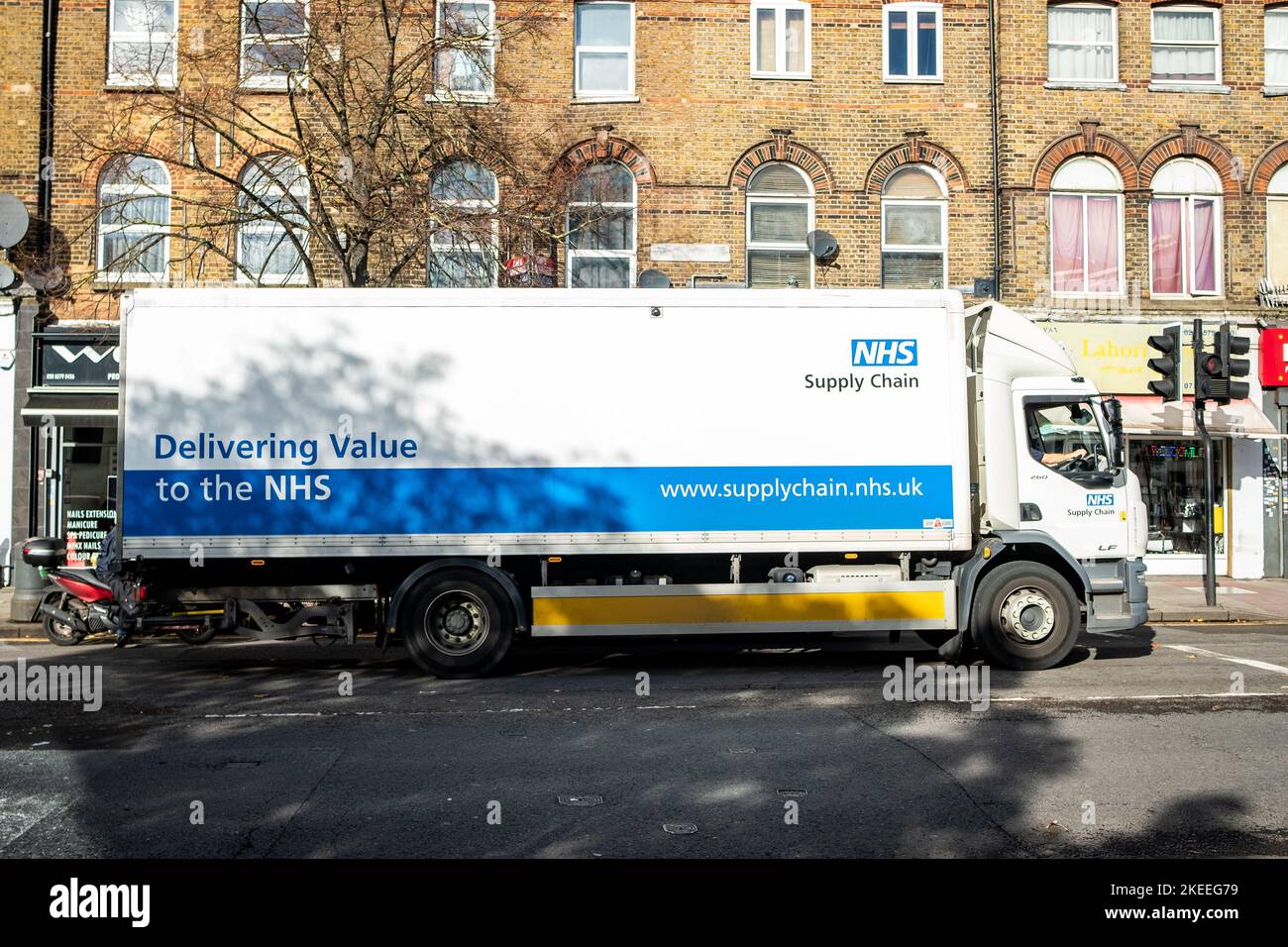Londres- Noviembre de 2022: Camiones de cadenas de suministro NHS en el oeste de Londres Foto de stock