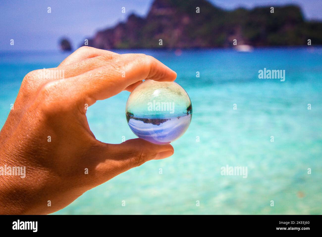 Long Tail en Monkey Beach en koh Phi Phi Don isla, en Krabi, Tailandia Foto de stock