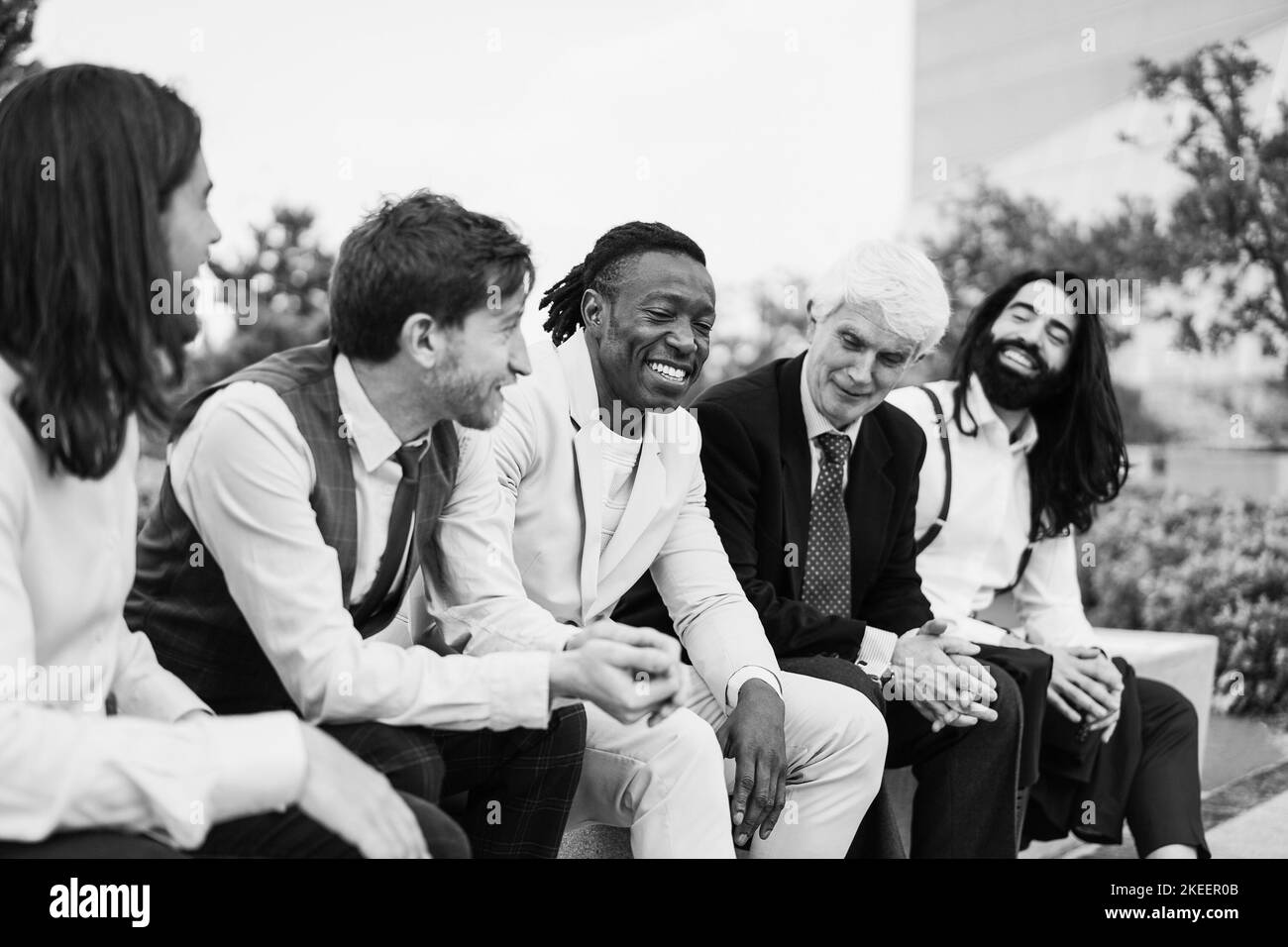 Hombres de negocios multiétnicos divertirse fuera de la oficina - centrarse en la cara de hombre africano - edición en blanco y negro Foto de stock