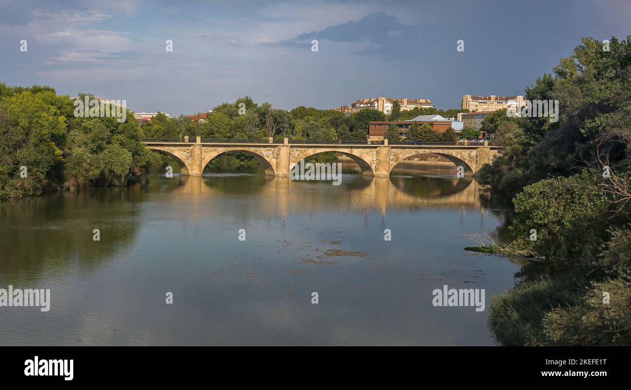 Puente sobre el río Ebro en Logroño Foto de stock