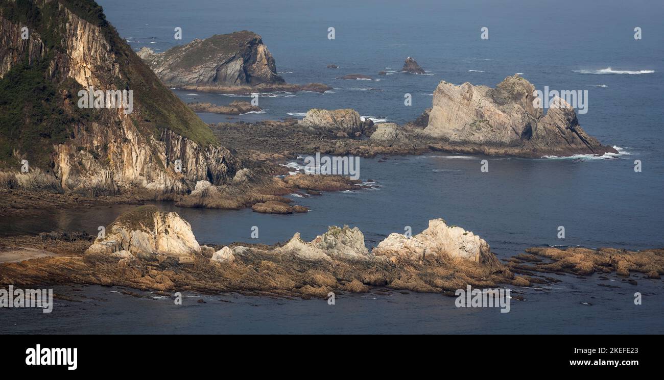 Formaciones rocosas en la Playa del Silencio en Asturias Foto de stock