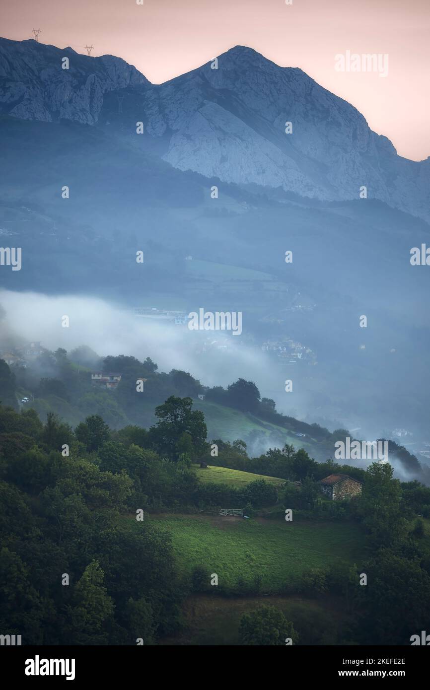 Vista Misty y Foggy por la mañana de la Montaña Monsacro en Asturias Foto de stock