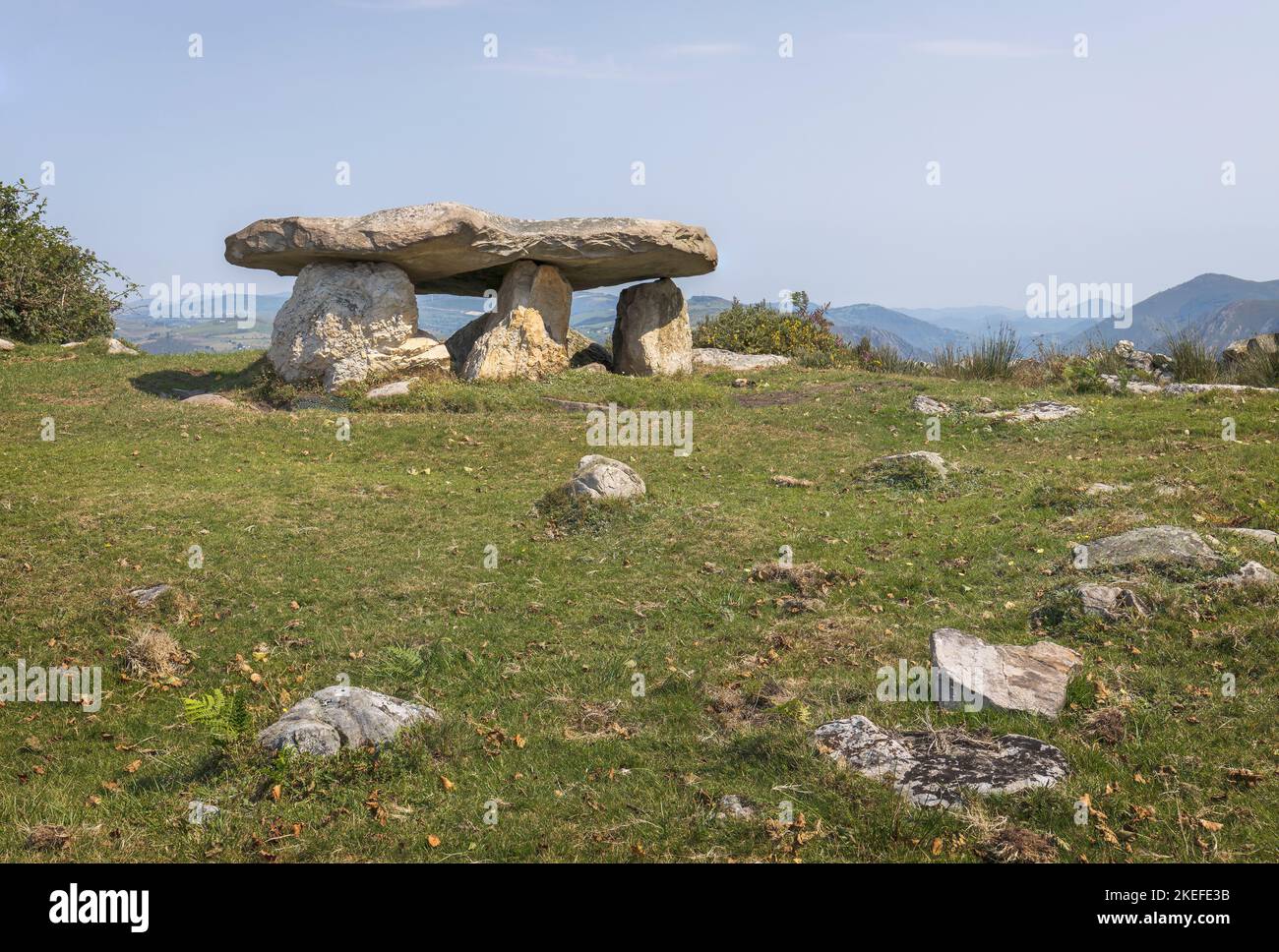Dolmen prehistórico de Merilles en Asturias Foto de stock