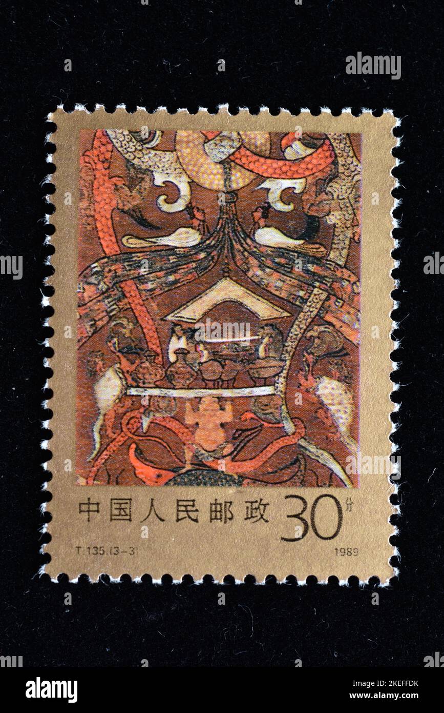 CHINA - CIRCA 1989: Un sello impreso en China muestra T135 Una pintura policromada sobre seda desenterrada de la Tumba Han No.1 en Mawangdui, Changsha en el Norte Foto de stock