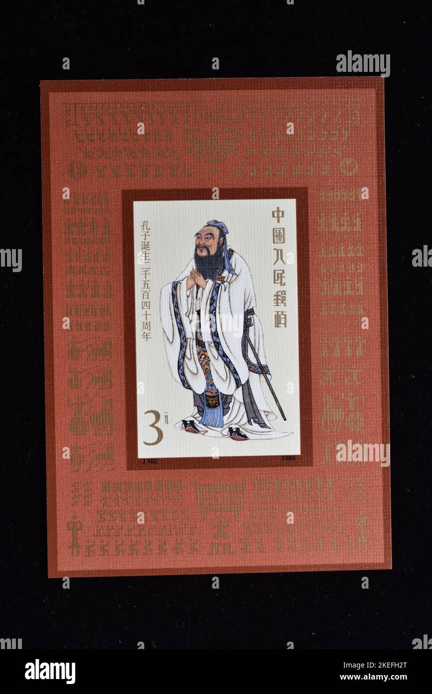 CHINA - CIRCA 1989: Un sello impreso en China muestra Retrato de Confucio (sin perforación) J162 , circa 1989 Foto de stock