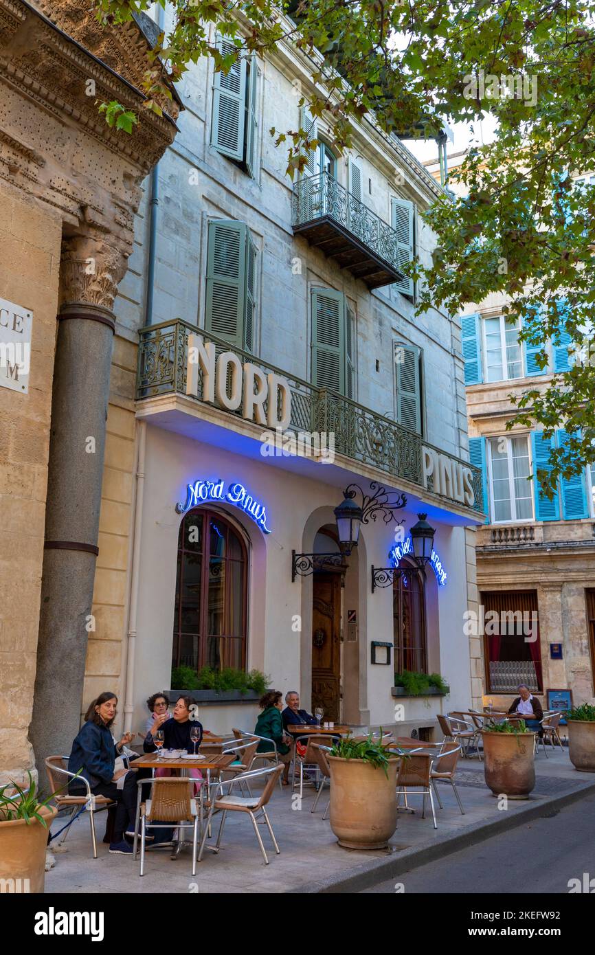 Restaurante en Arles, Provence-Alpes-Cote d'Azur, Francia, Europa Occidental Foto de stock