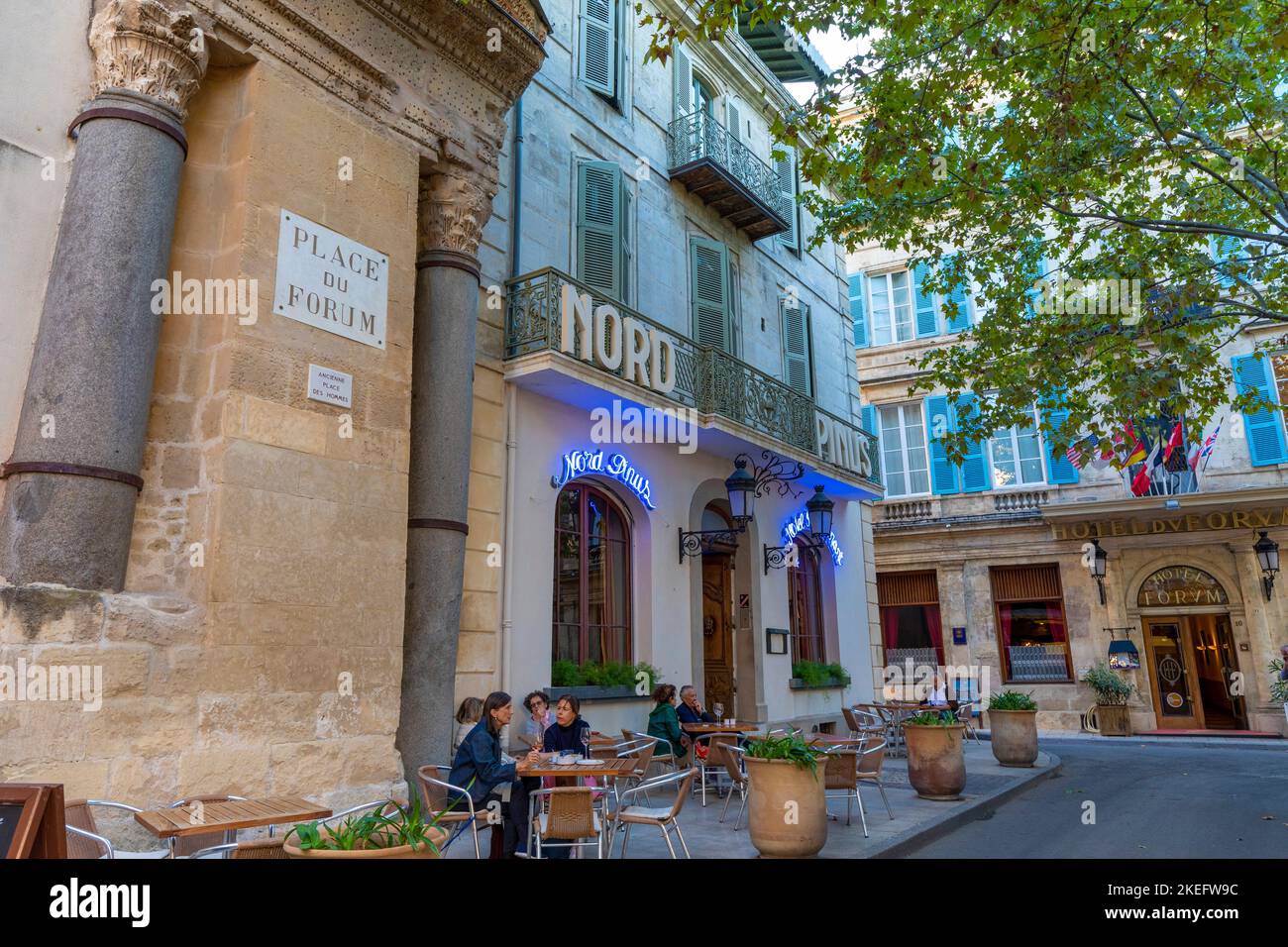 Restaurante en Arles, Provence-Alpes-Cote d'Azur, Francia, Europa Occidental Foto de stock