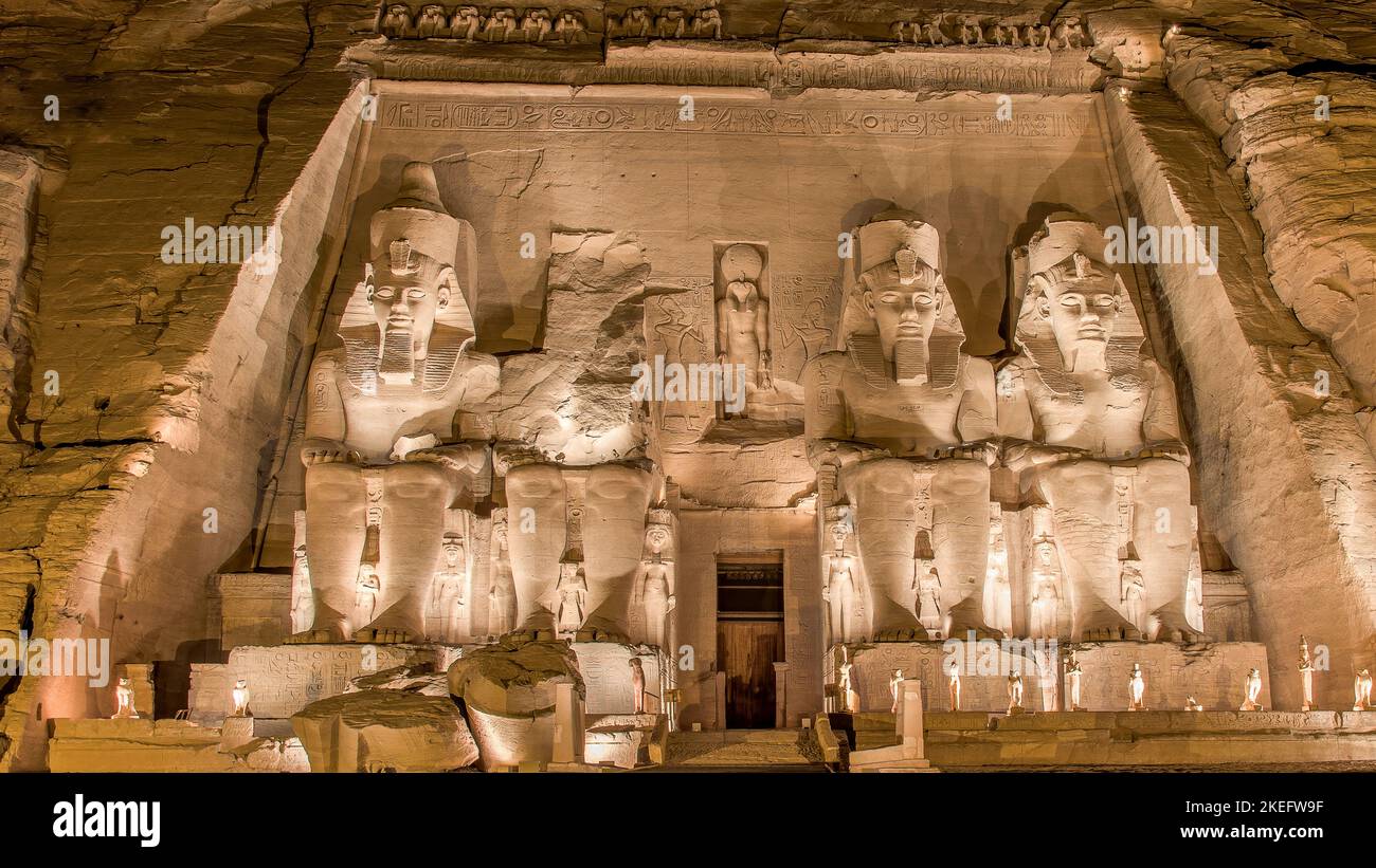 Abu Simbel, Aswan, Egipto; 9 de noviembre de 2022 - Espectáculo de luz y sonido en el templo de Abu Simbel. Foto de stock