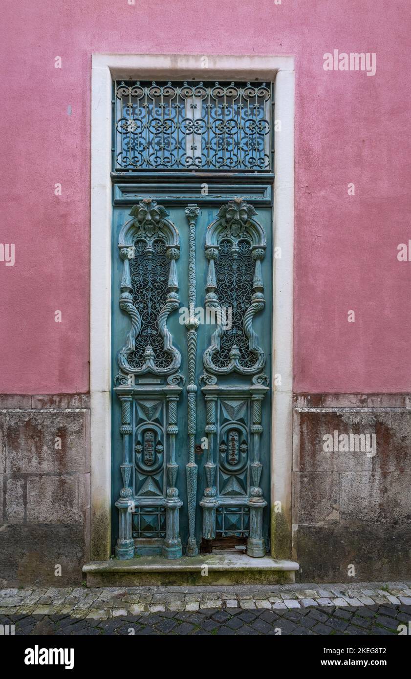 Puerta adornada de un antiguo edificio - Sintra, Portugal Foto de stock