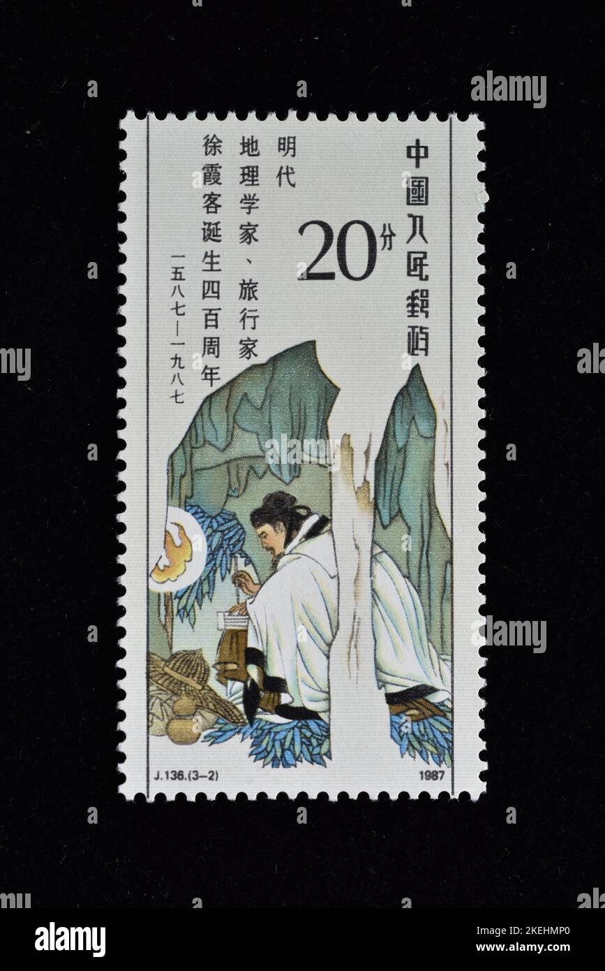 CHINA - CIRCA 1987: Un sello impreso en China muestra J136 400th Anniv. Del Nacimiento de Xu Xiake, geógrafo y Turista de la Dinastía Ming xuxiake realizado s. Foto de stock