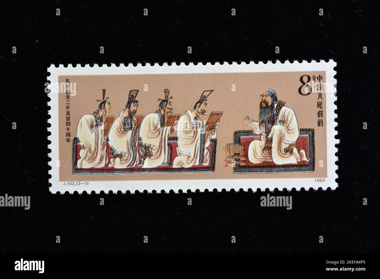 CHINA - CIRCA 1989: Un sello impreso en China muestra J162 2540th Anniv. Del Nacimiento de Confucio Conferencia en Apricot Garden , circa 1989 Foto de stock
