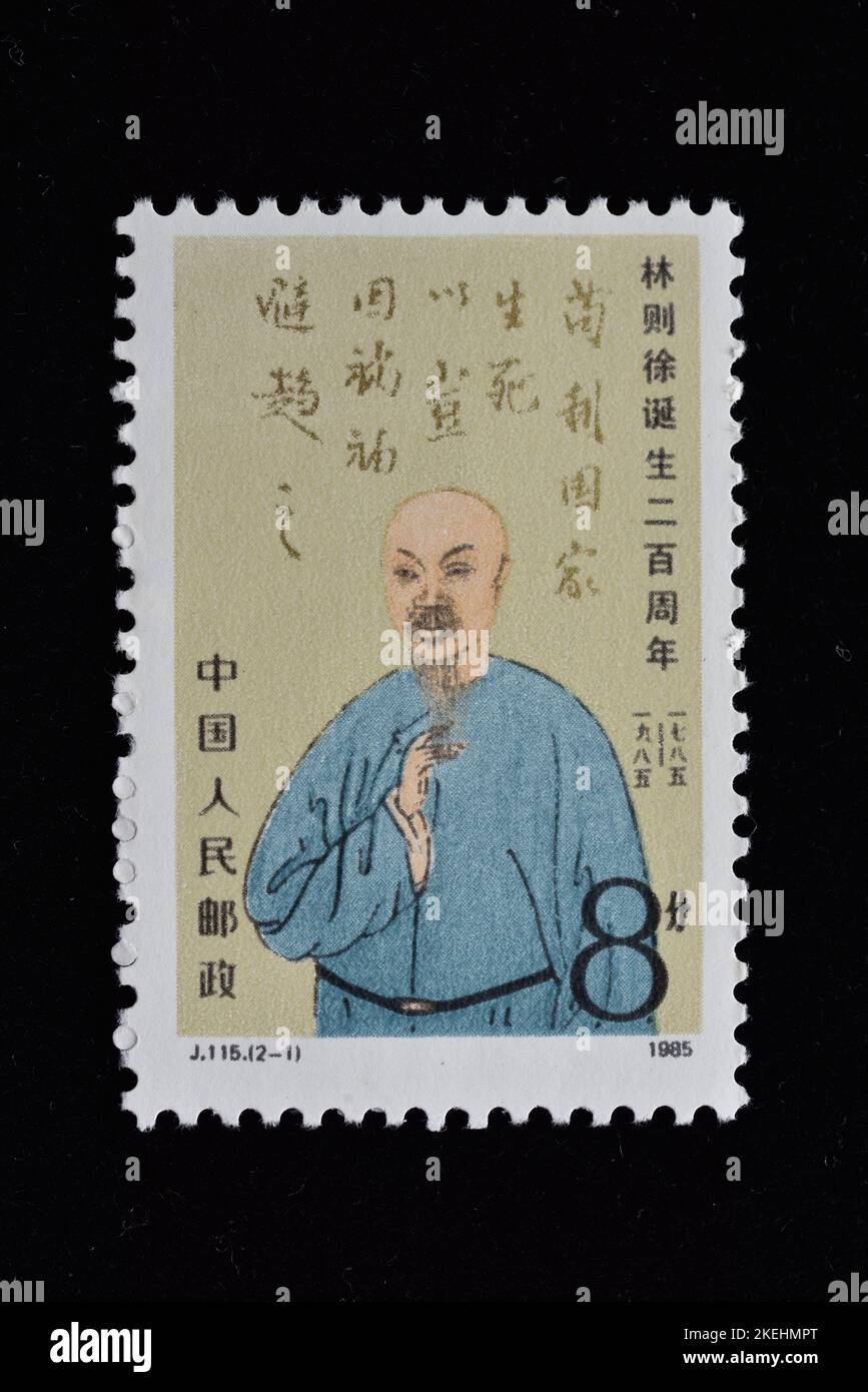 CHINA - CIRCA 1985: Un sello impreso en China muestra J115 200th Anniv. Del nacimiento de Lin Zexu Retrato de LinZexu, , circa 1985 Foto de stock