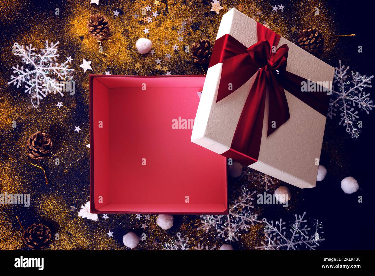 Caja de regalo para el Feliz Año Nuevo y Feliz Navidad. Fondo de Navidad Foto de stock