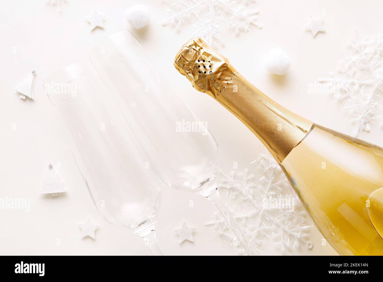 Navidad y Año Nuevo de fondo, copas y botella de champán Foto de stock