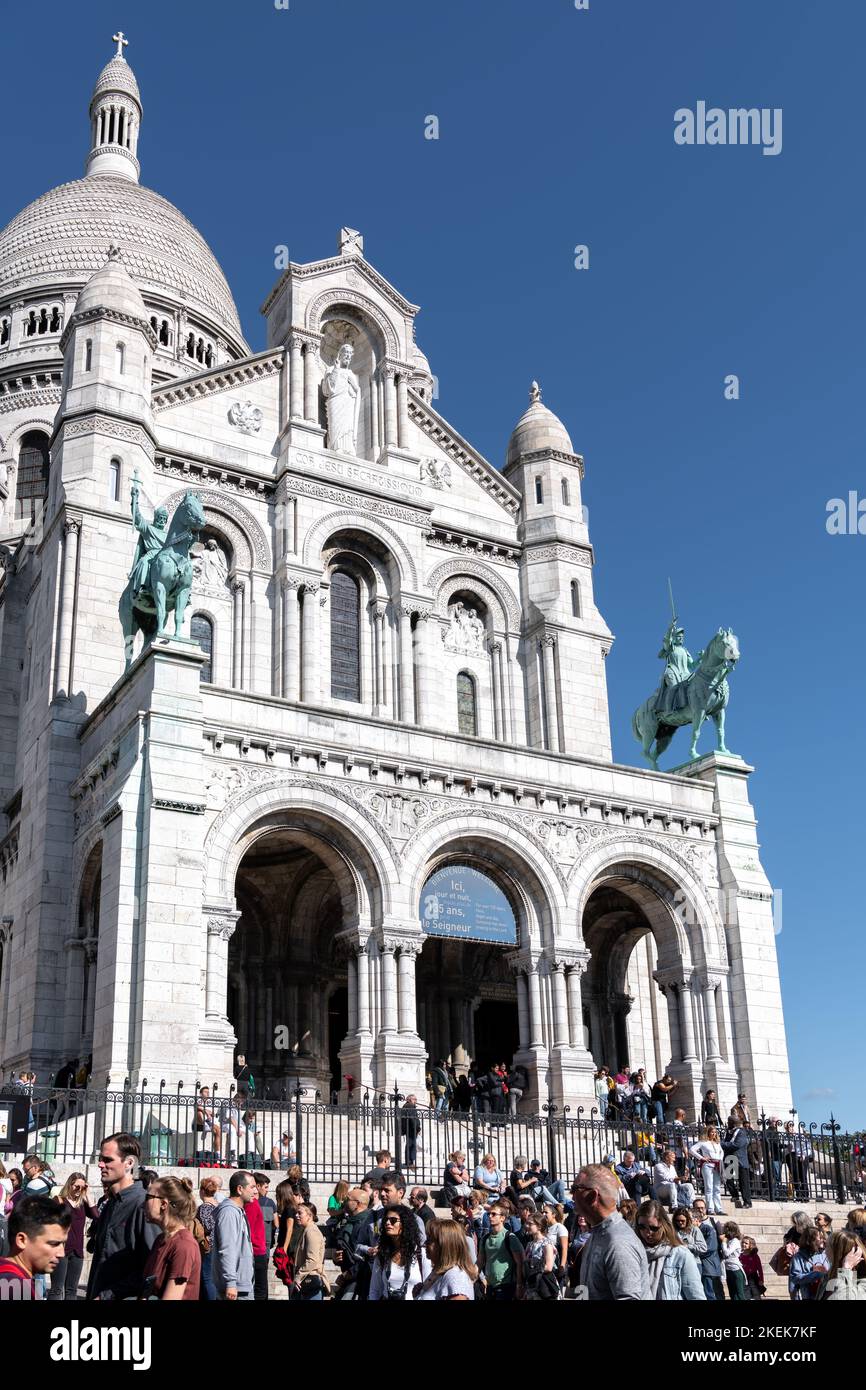 Turistas en la parte delantera de la Basílica del Sagrado Corazón de