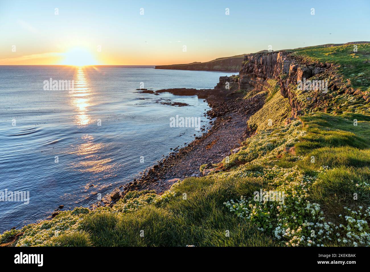 Grimsey; Puesta de sol a mediados de verano; Islandia Foto de stock