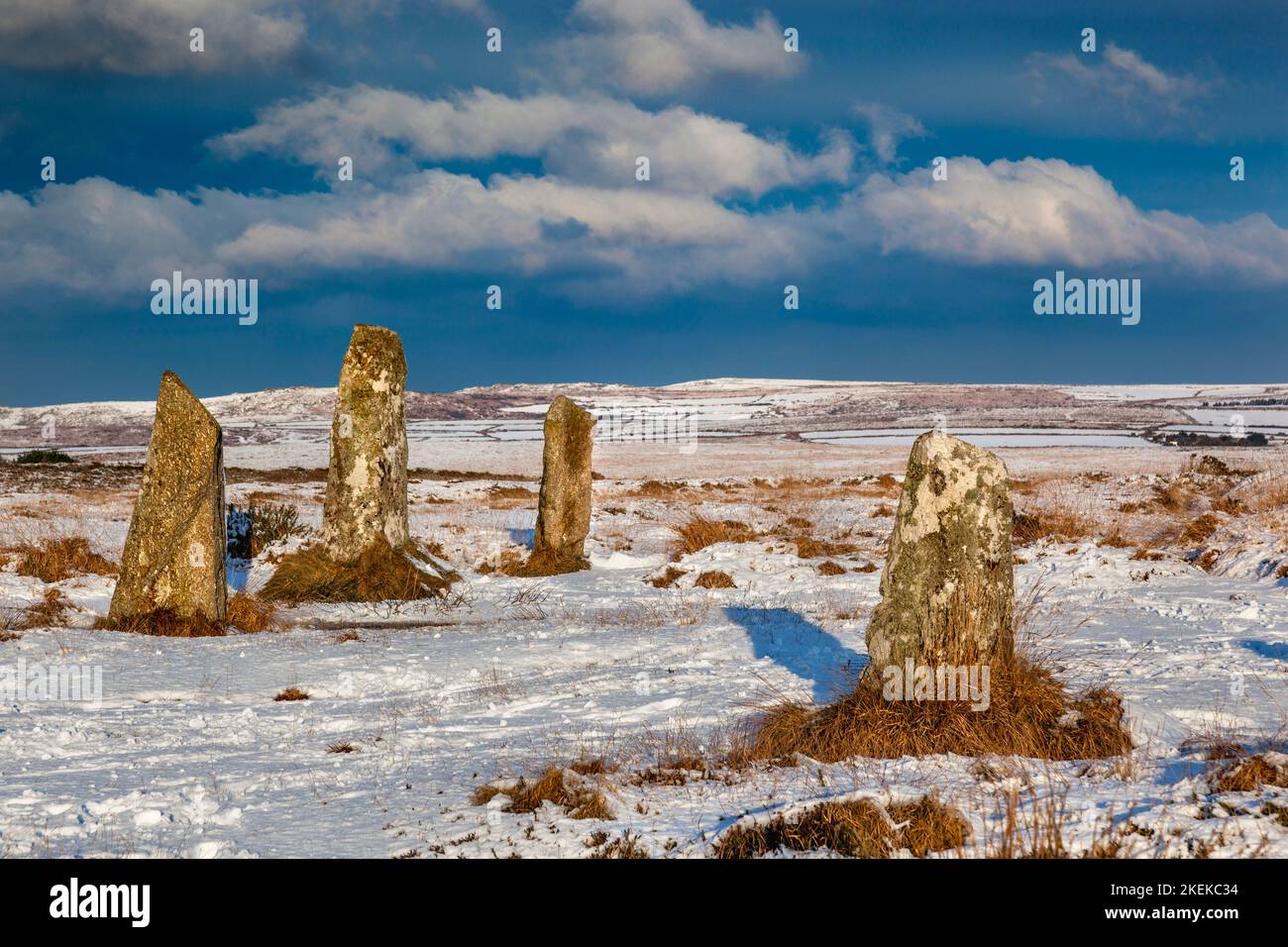 Nueve doncellas stone circle en la nieve; Cornwall Foto de stock