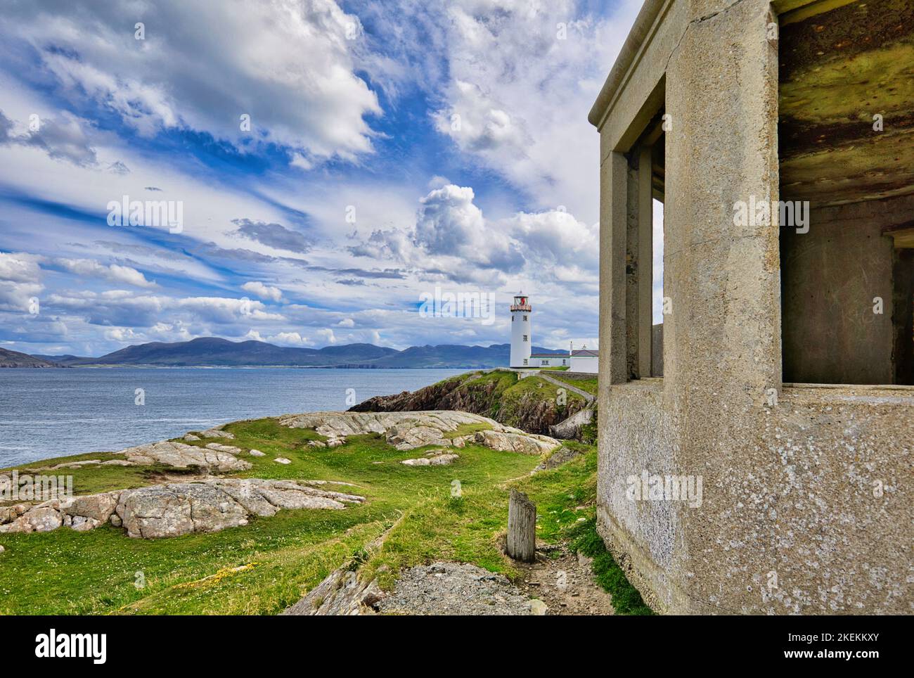 Vista del faro de Fanad Head con edificio abandonado en primer plano, Fanad Head, Península de Fanad, Condado de Donegal, Irlanda Foto de stock