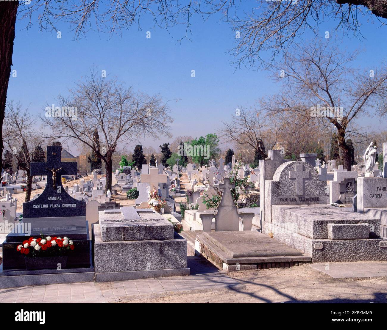 TUMBAS DEL CEMENTERIO DE LA ALMUDENA FOTO AÑOS 00. UBICACIÓN CEMENTERIO DE LA ALMUDENA