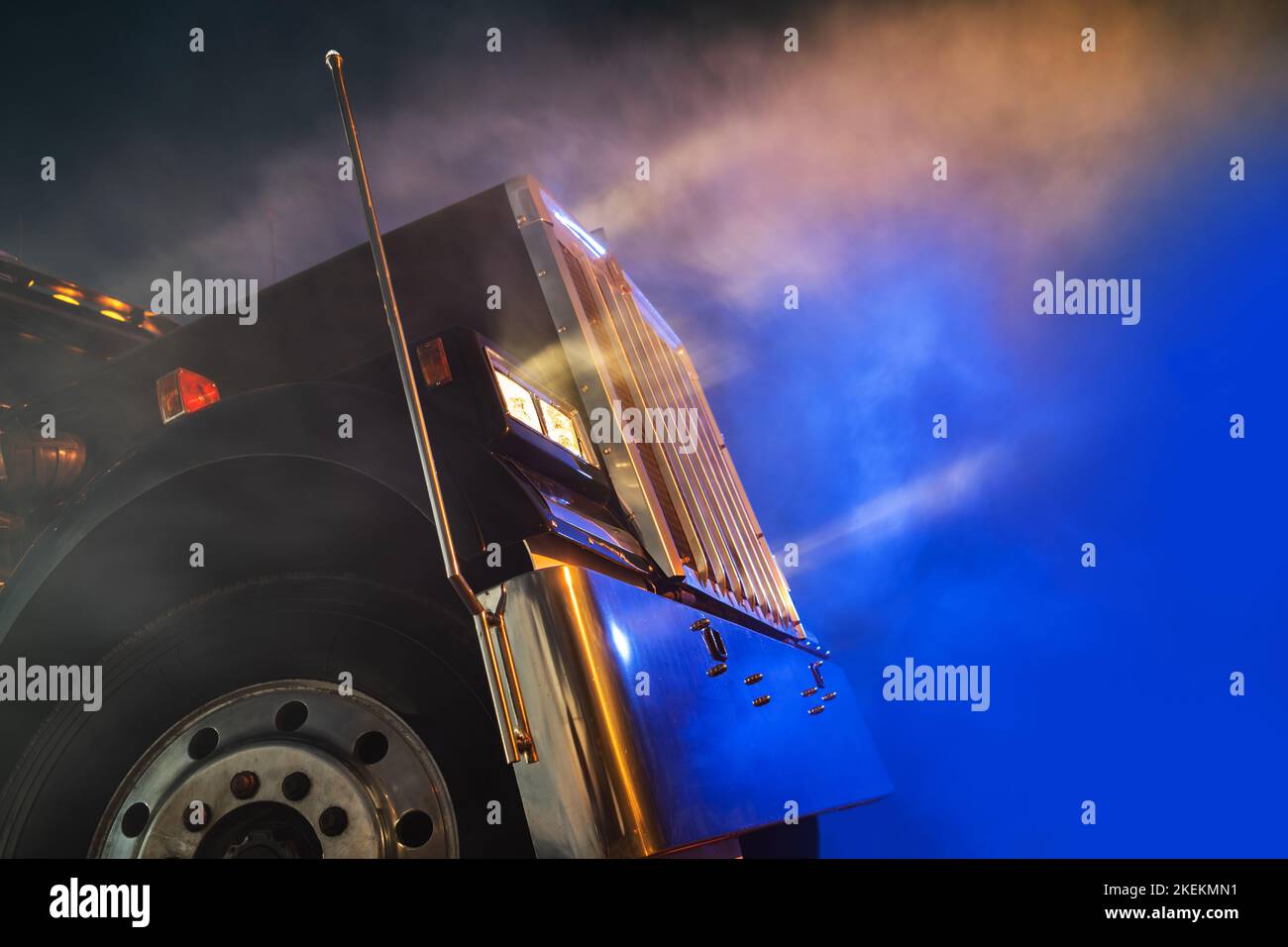 Condiciones de conducción de niebla densa en camiones durante las horas nocturnas. Clima peligroso. Concepto de transporte terrestre. Foto de stock