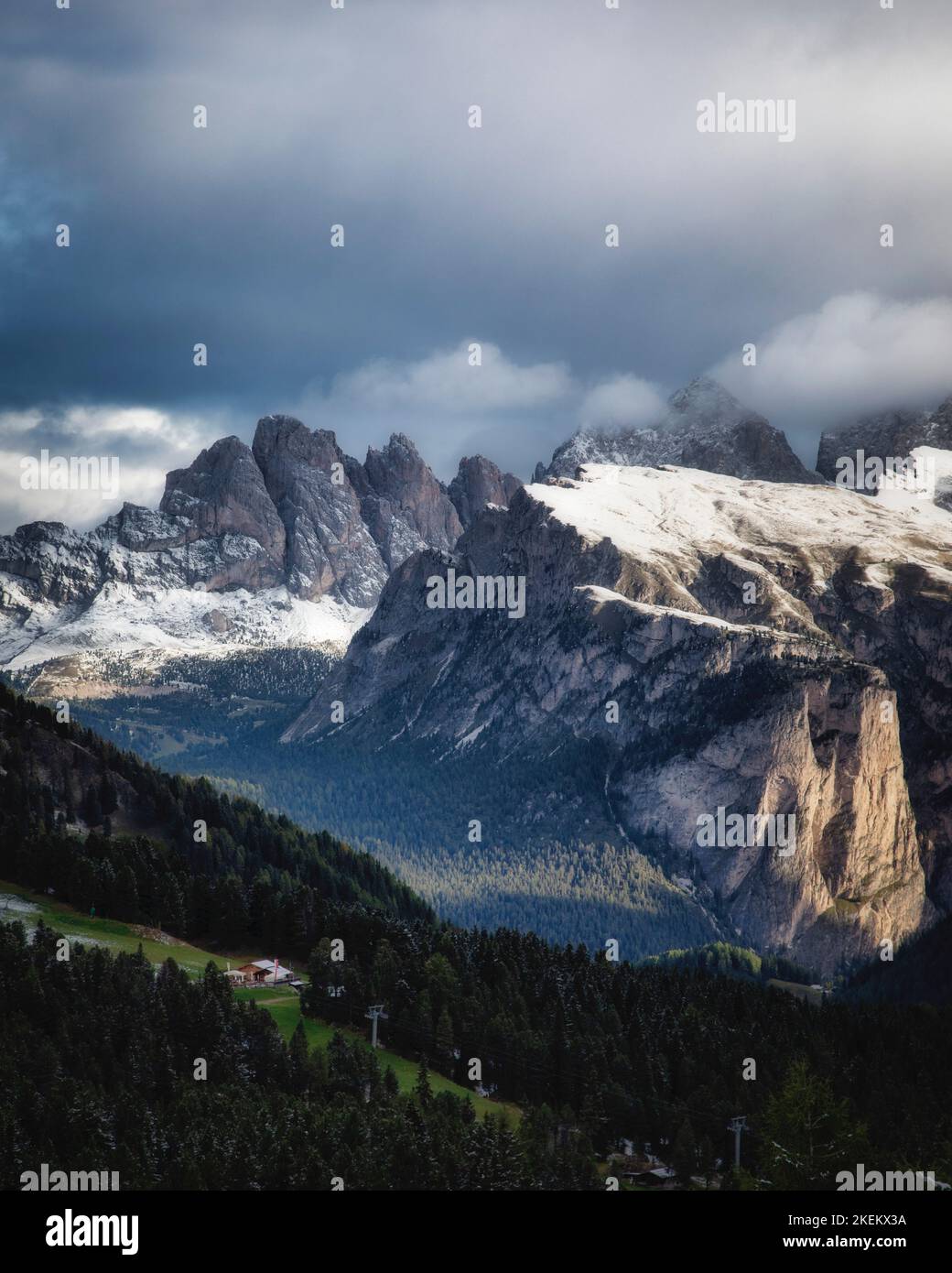 Una tormenta invernal temprana atraviesa las Dolomitas del norte de Italia cerca de Sella Pass. Foto de stock