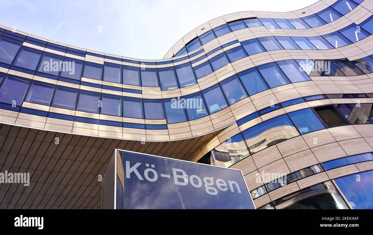 Arquitectura moderna del lujoso complejo de tiendas y restaurantes 'Kö-Bogen' en el centro de Düsseldorf/Alemania. Foto de stock