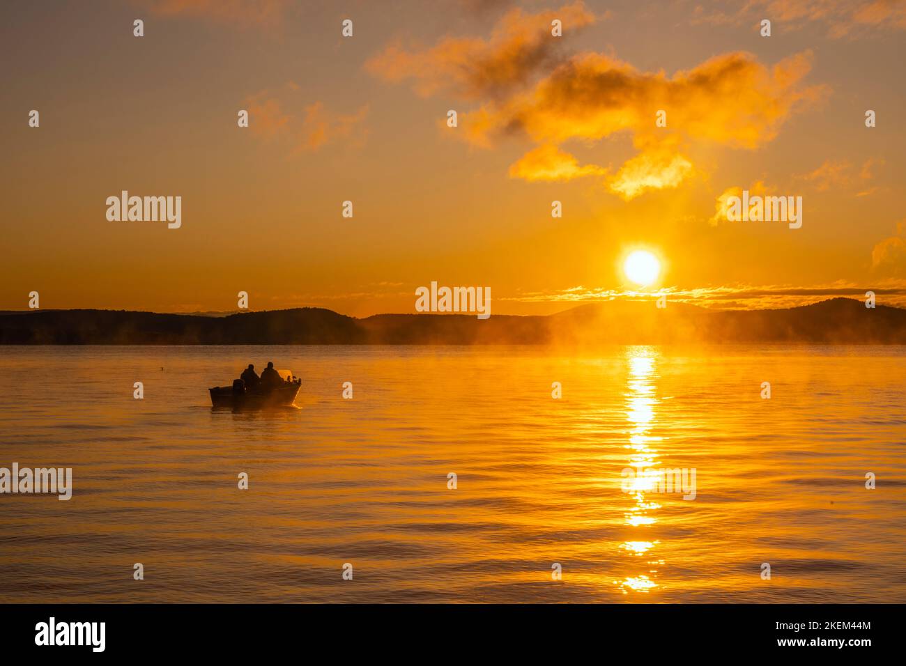 Lanzamiento de un barco de pesca en el Lago Champlain, Grand Isle State Park, Vermont, EE.UU Foto de stock