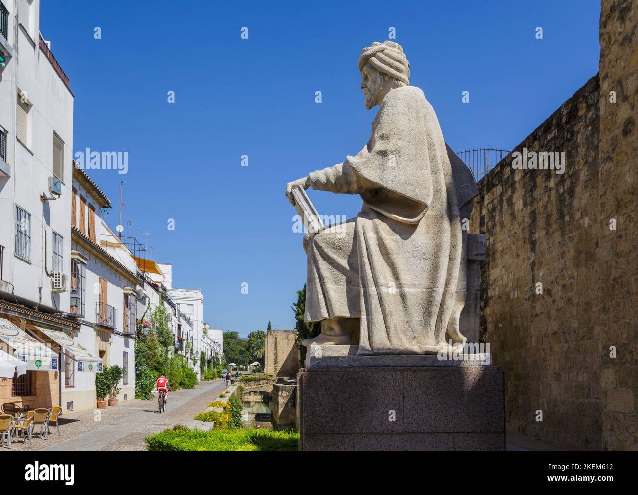Córdoba, provincia de Córdoba, Andalucía, España. Estatua del pensador musulmán Averroes, nacido en Córdoba 1126, murió en Marrakech, Marruecos, 1198. El centro histórico de la Ce Foto de stock