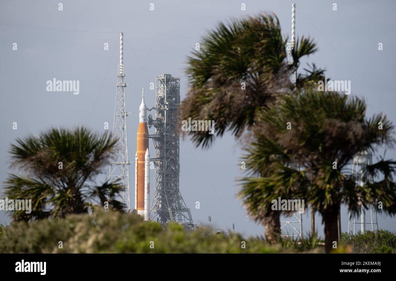 Centro Espacial Kennedy, Estados Unidos de América. 08 de noviembre de 2022. El cohete del Sistema de Lanzamiento Espacial Artemis I de la NASA con la nave espacial Orion se preparó en el Complejo de Lanzamiento 39B sobre un lanzador móvil mientras continuaban los preparativos, en el Centro Espacial Kennedy, el 8 de noviembre de 2022, en Cabo Cañaveral, Florida. Después de varios intentos fallidos, se espera que la prueba de vuelo sin tripulación se realice el 14th de noviembre. Crédito: Joel Kowsky/NASA/Alamy Live News Foto de stock