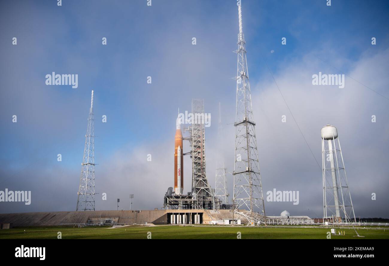 Centro Espacial Kennedy, Estados Unidos de América. 12 de noviembre de 2022. El cohete del Sistema de Lanzamiento Espacial Artemis I de la NASA con la nave espacial Orion se preparó en el Complejo de Lanzamiento 39B sobre un lanzador móvil mientras continuaban los preparativos en un día neblinoso, en el Centro Espacial Kennedy, el 12 de noviembre de 2022, en Cabo Cañaveral, Florida. Después de varios intentos fallidos, se espera que la prueba de vuelo sin tripulación se realice el 16th de noviembre. Crédito: Joel Kowsky/NASA/Alamy Live News Foto de stock