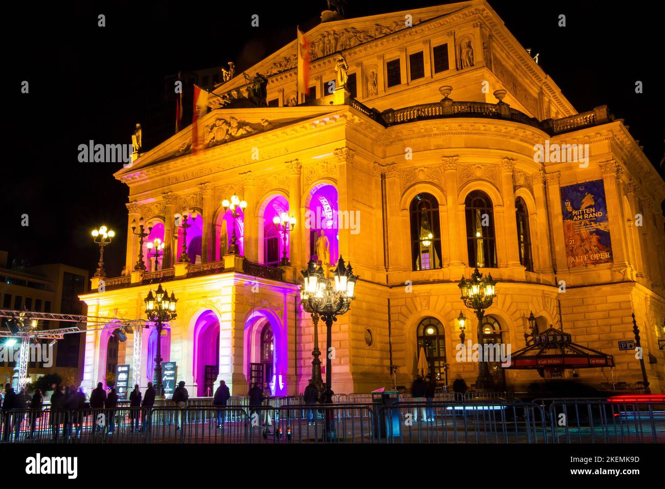 El Alte Oper en Frankfurt am Main por la noche Foto de stock