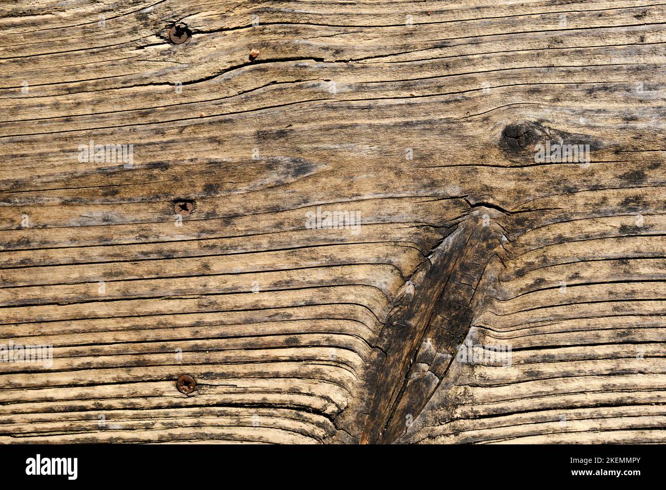 Tabla de madera desgastada con hermoso grano, fondo. Verwittertes Holzbrett mit Schöner Maserung, Hintergrund. Foto de stock