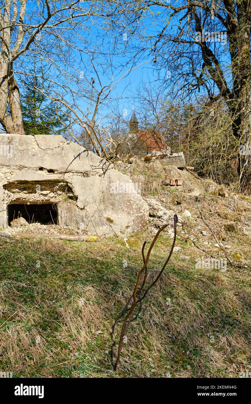 Überreste von verfallenen Gebäudestrukturen, Wüstung Dorf Gruorn, ehemaliger Truppenübungsplatz Gutsbezirk Münsingen, Biosphärenreservat Schwäbische A. Foto de stock