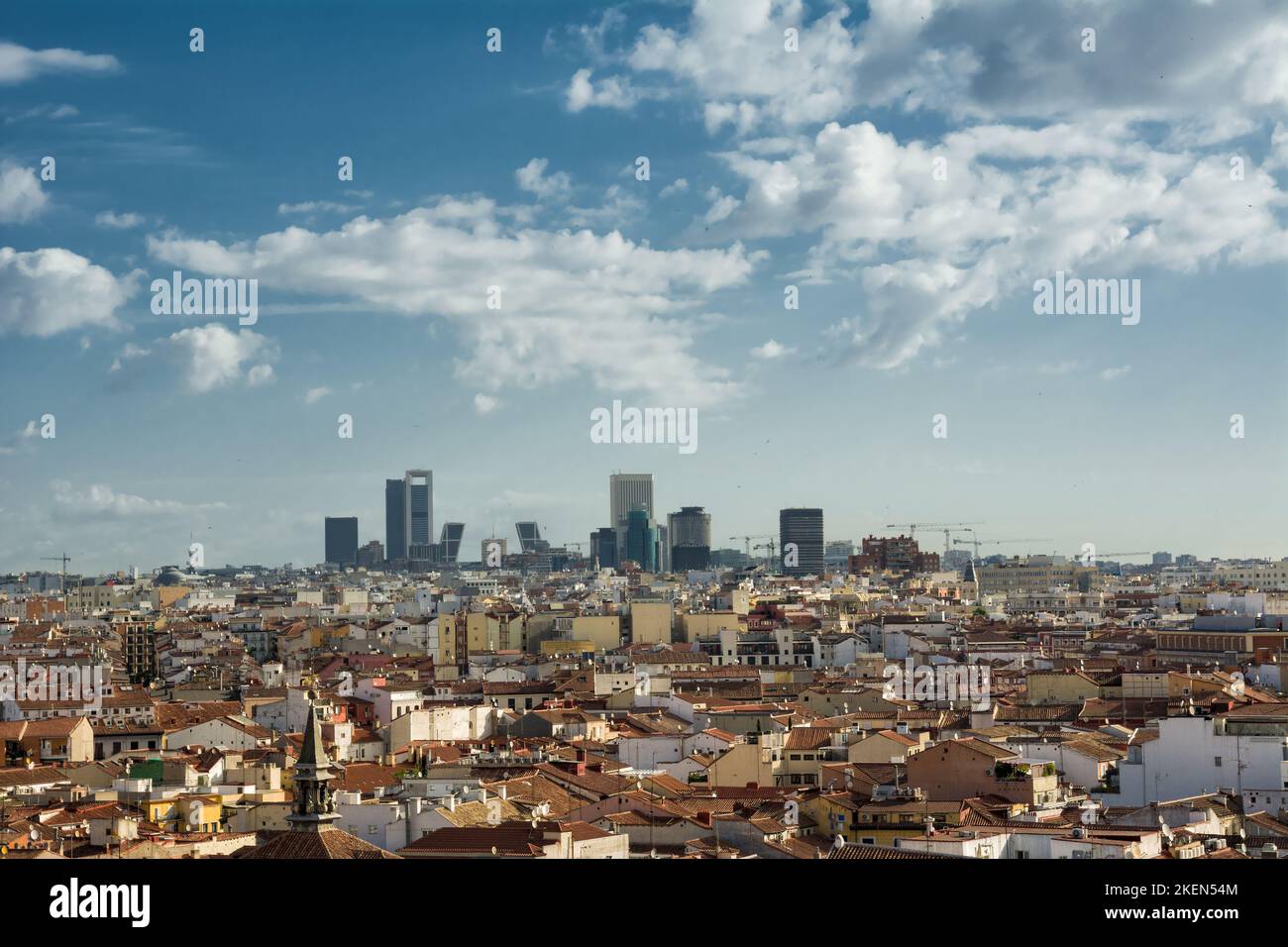 Panorama con el horizonte de Madrid capital española Foto de stock