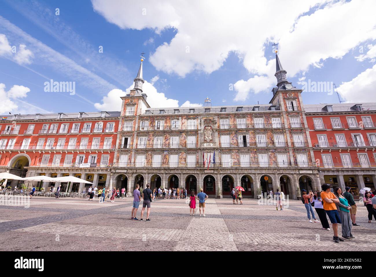 Madrid, España - 20 de junio de 2022: Plaza Mayor, la estatua de Felipe III y sus edificios antiguos en el día con los turistas Foto de stock