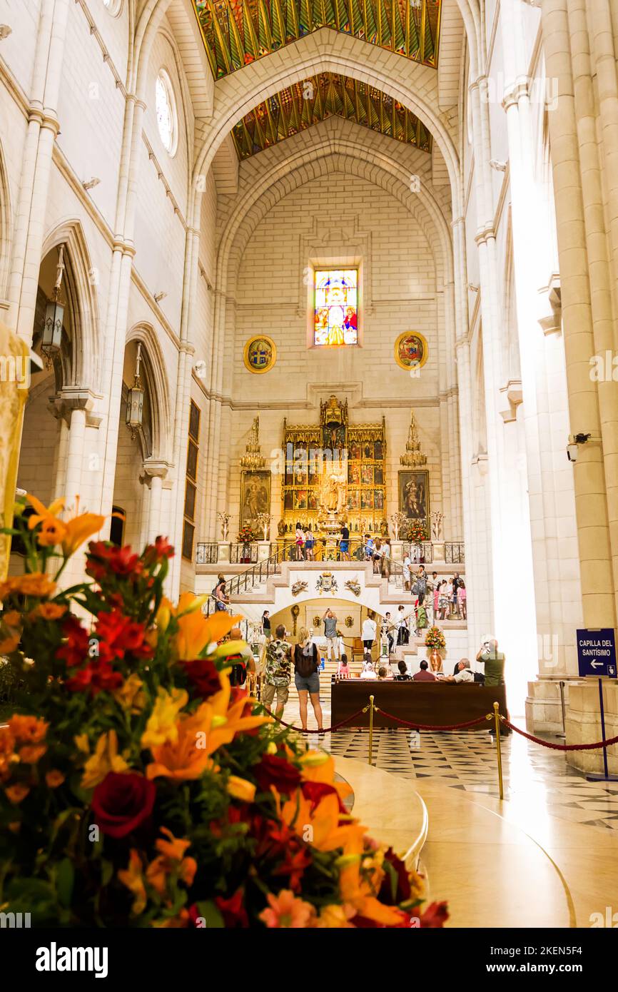 Madrid, España - 20 de junio de 2022: Altar de la virgen de la Almudena con flores en primer plano Foto de stock